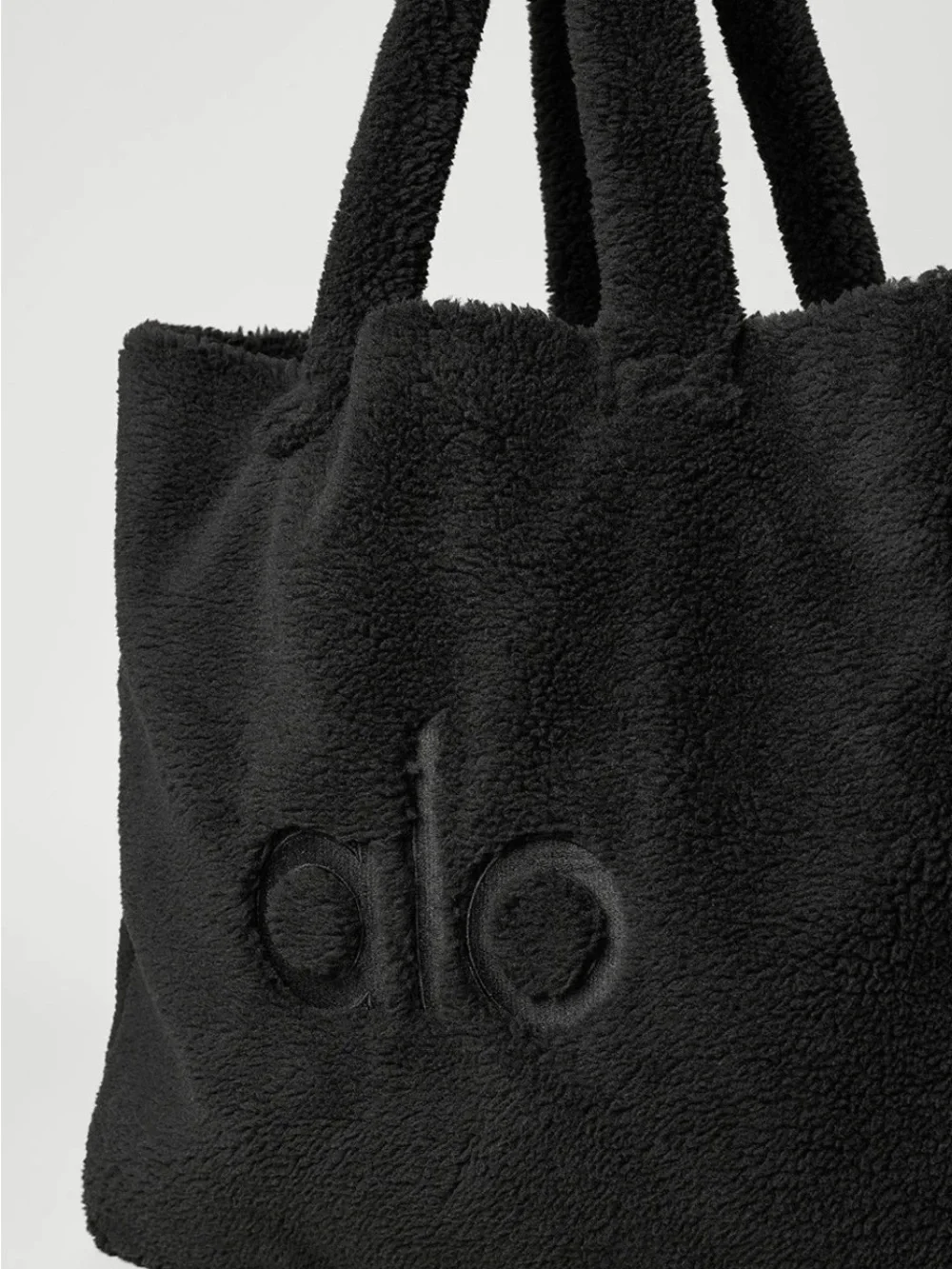 alo foxy sherpa tote in black
